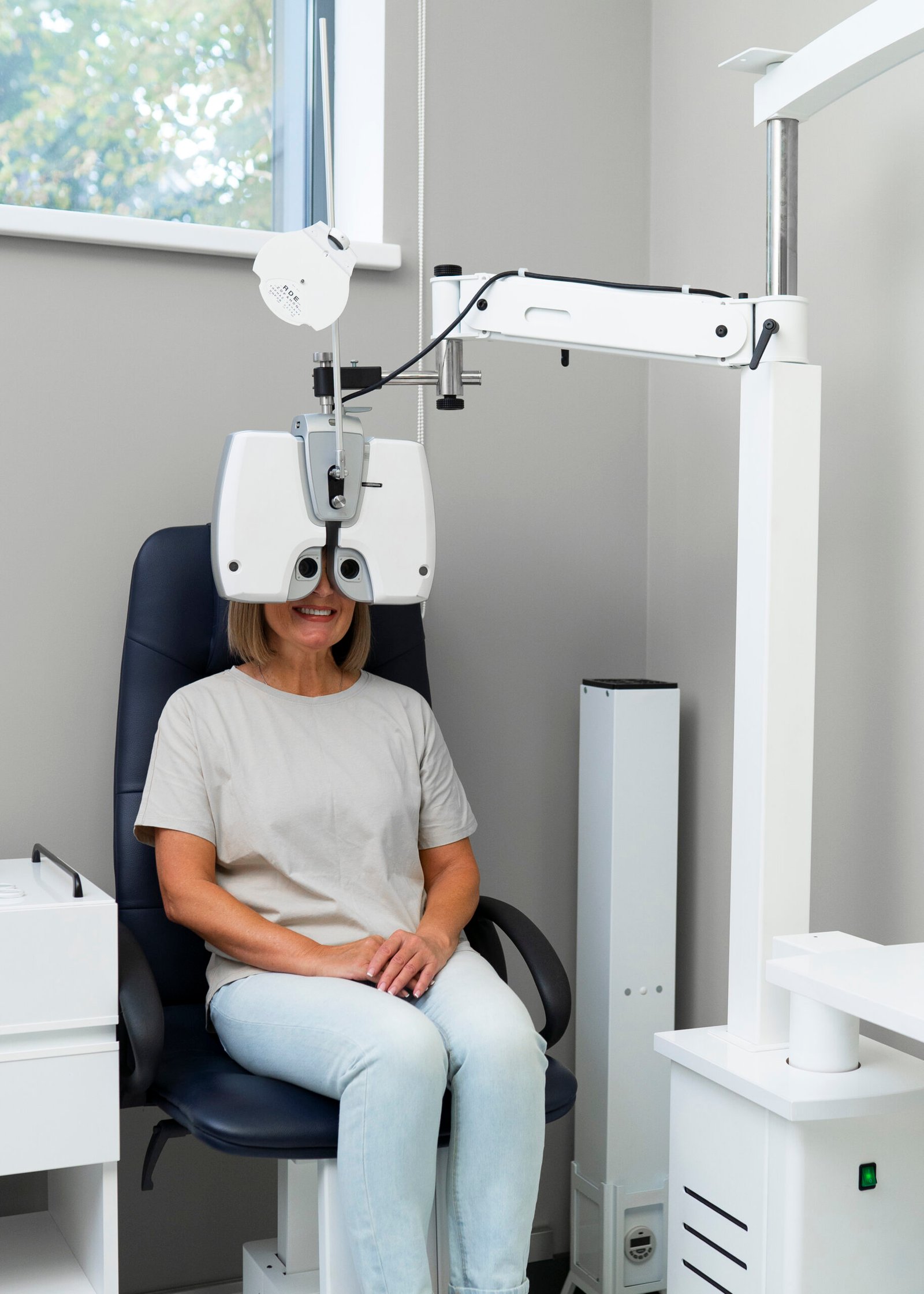 patient-ophthalmologist-s-office (1)